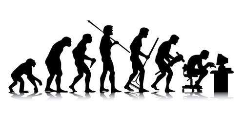 Silhouetillustratie die de menselijke evolutie van een aap tot een moderne mens die achter een computer zit, afbeeldt. Elke fase toont een figuur die iets meer rechtop staat, met als hoogtepunt een persoon die een computer gebruikt op een draaistoel.